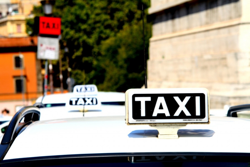 taxis-VENCE-min_taxi_auto_rome_road_white-1051610